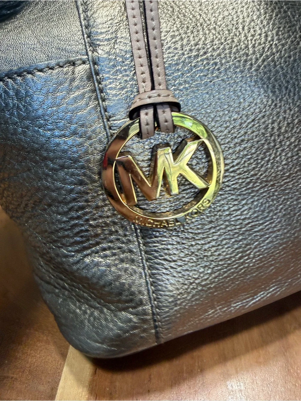 MICHAEL Michael Kors Quiet Luxury Metallic Pewter Leather Pocket Tote GUC
